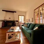 Rossa Con Portico E Giardino Cremeno