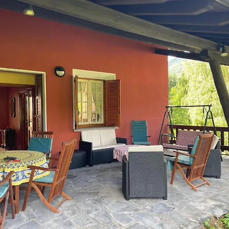 Rossa Con Portico E Giardino Dom wakacyjny *